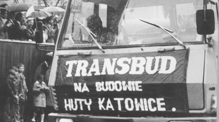 Lata 70-te - TNH uczestniczy w budowie Huty Katowice. Tutaj na pochodzie pierwszomajowym. 