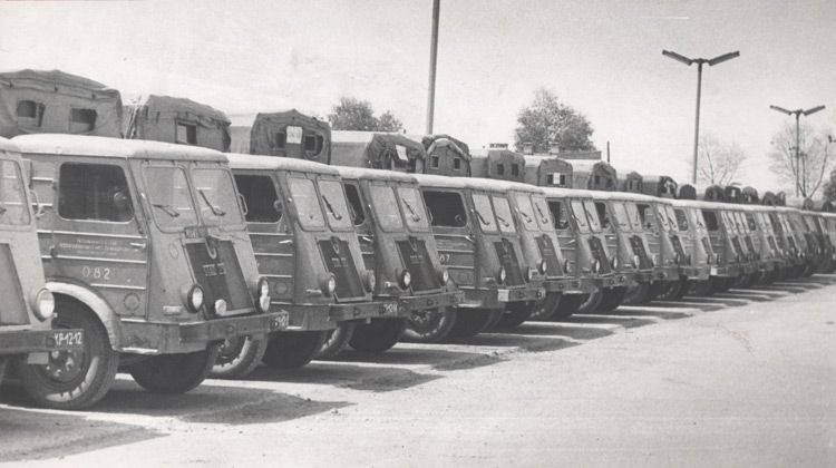 Lata 50-te - samochody STAR na placu parkingowym firmy. Tak wówczas wyglądał nasz tabor.